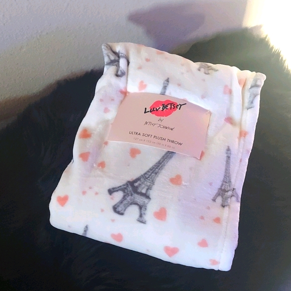 Betsey Johnson Other - 💋BETSEY JOHNSON BLANKET💋